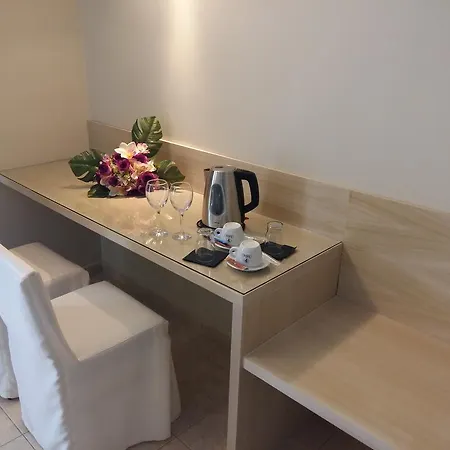 维瑞斯公寓酒店 4* 托隆